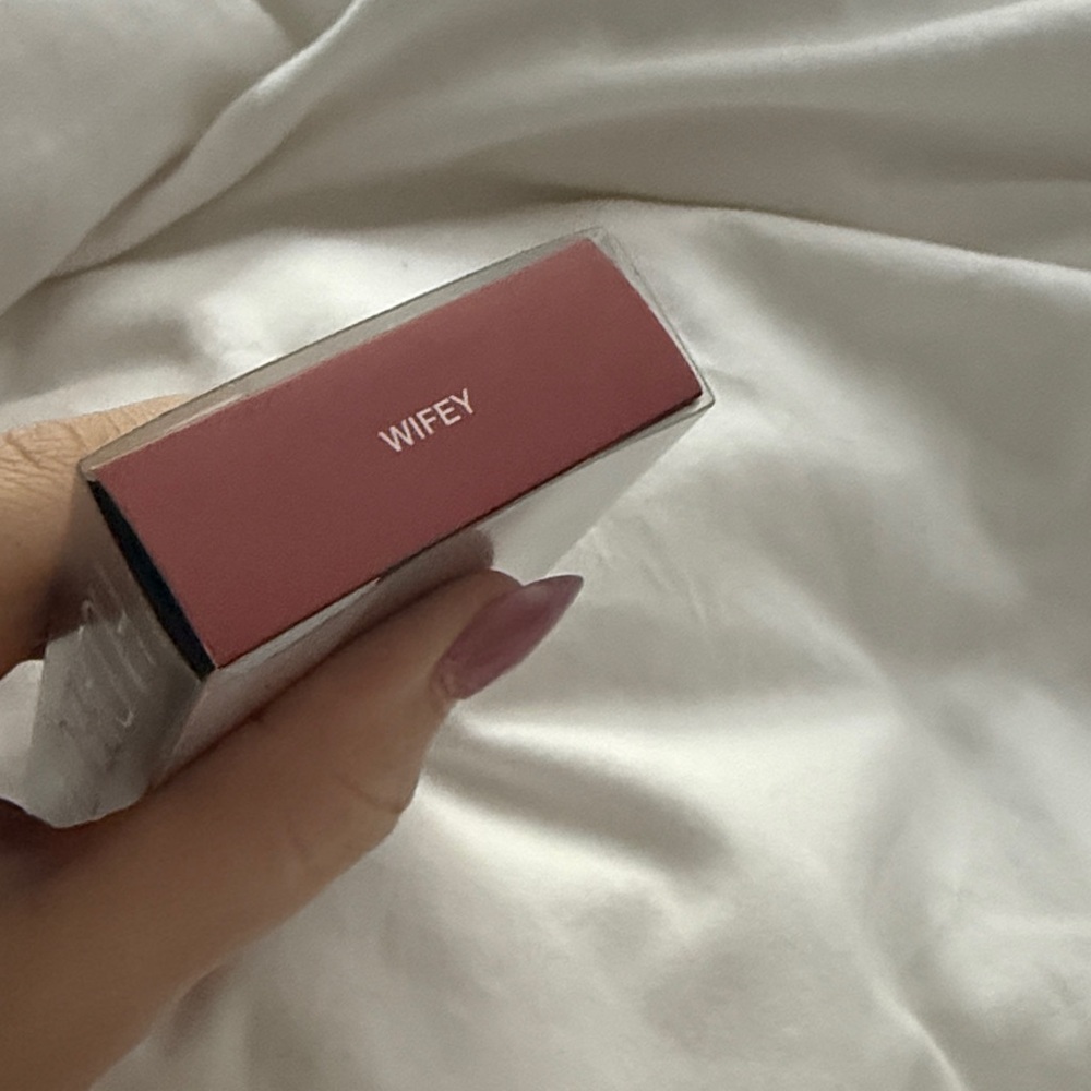 NIB HUDA Liquid Matte Ultra-Comfort Transfer-proof lipstick in WIFEY - Picture 8 of 8